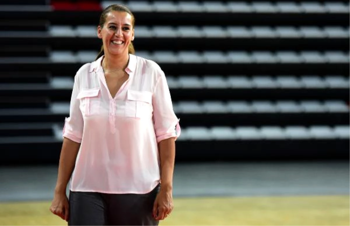 Erkek Basketbol Takımına Kadın Genel Menajer
