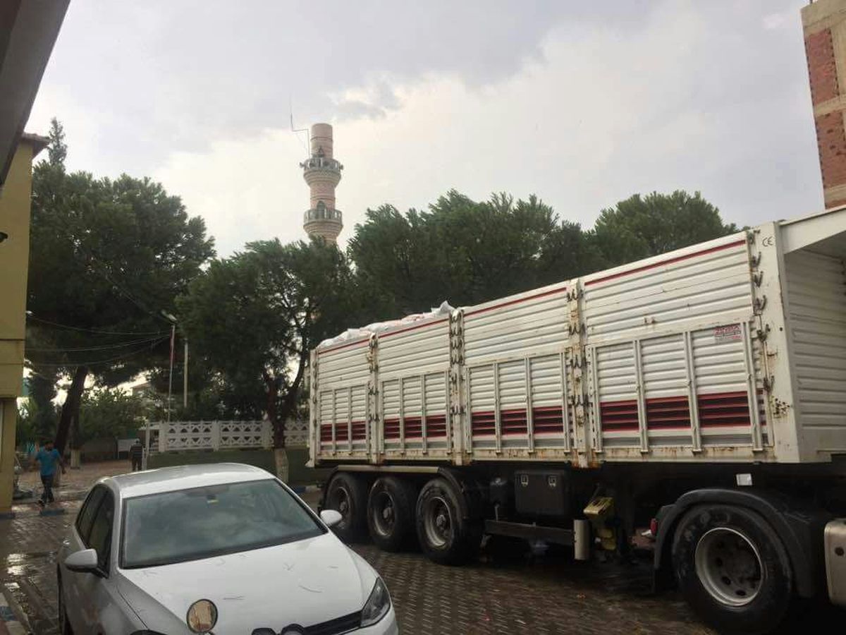 Fırtına Çatıları Uçurdu