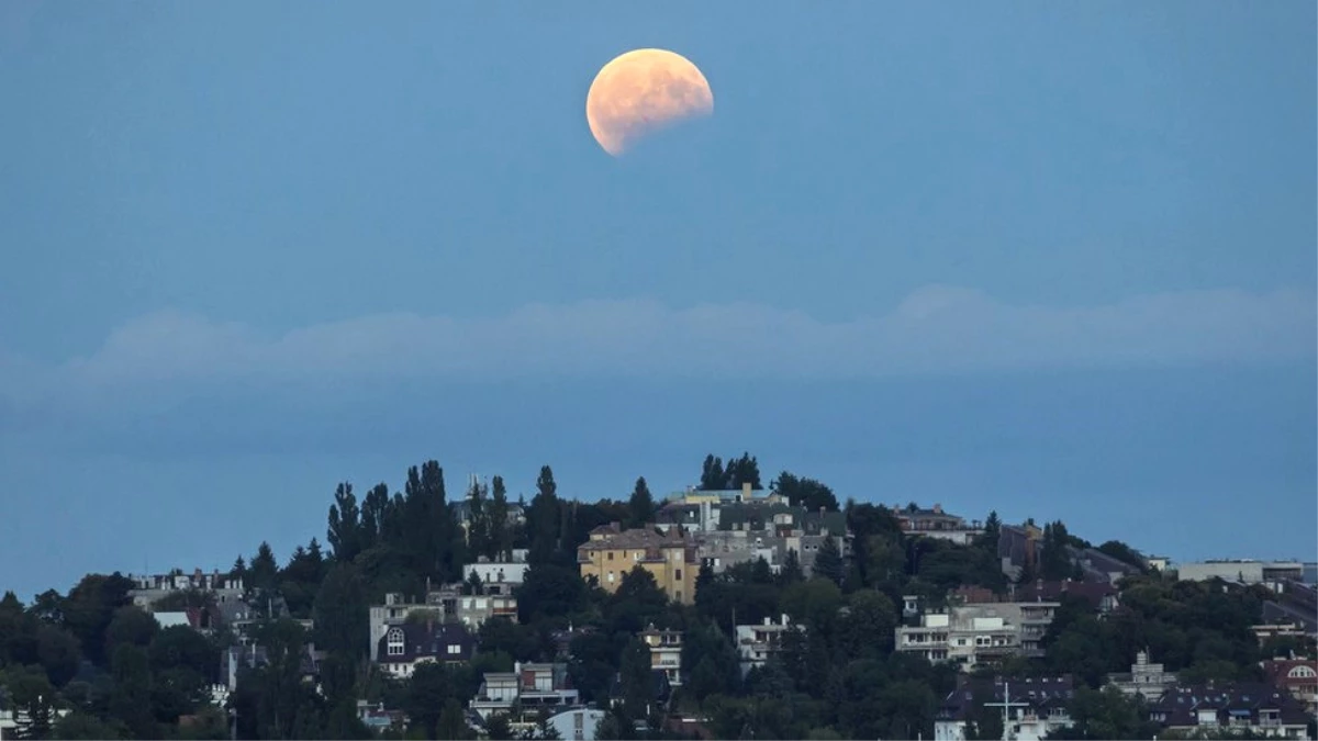 Fotoğraflarla: Doğu Yarımküre\'de Yılın İlk Ay Tutulması