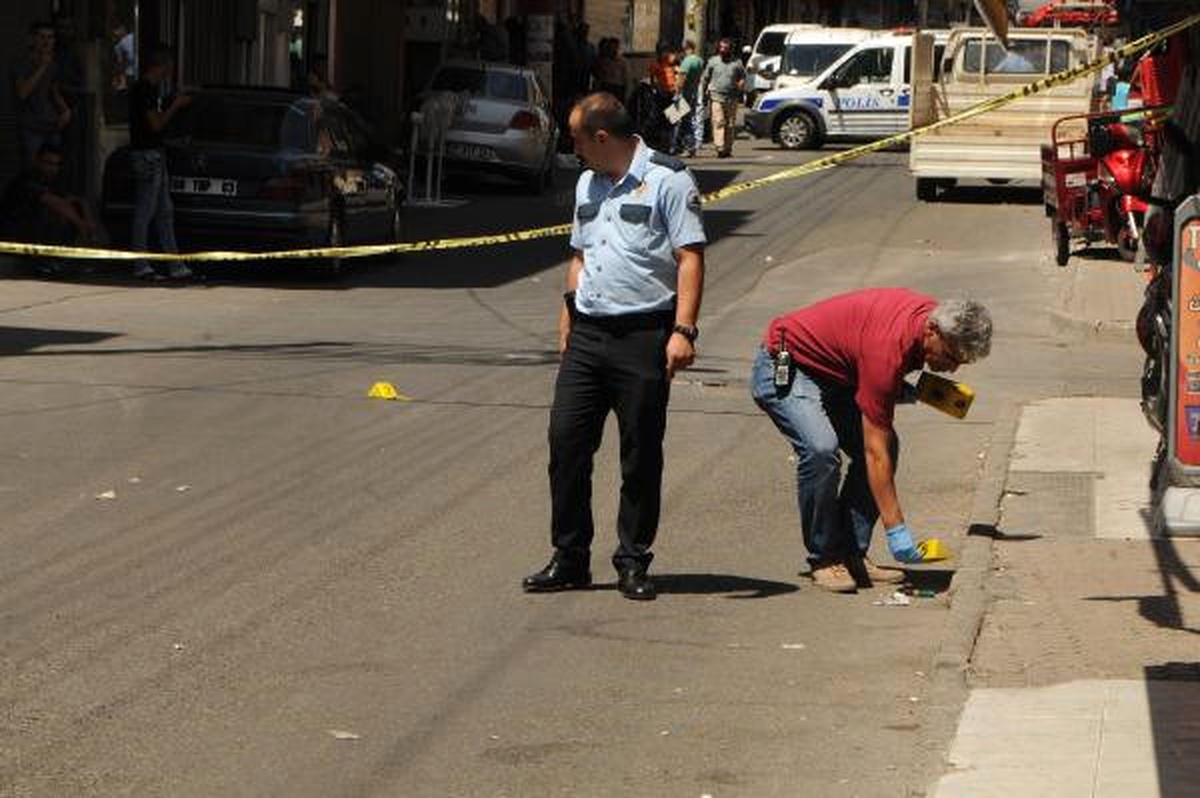 Gaziantep\'te Otomobilden Ateş Açıldı, Yoldan Geçen Oğlunu Korumaya Çalışan Baba Yaralandı
