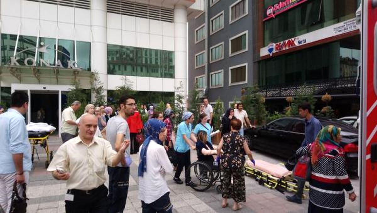 Gebze\'de Yangın Çıkan Hastane Boşaltıldı