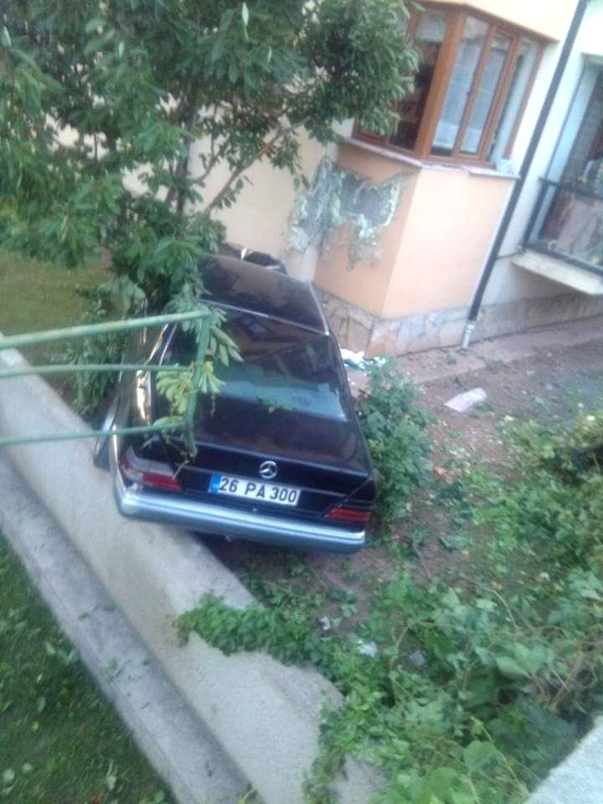 Hızını Alamayan Otomobil Bahçeye Uçtu
