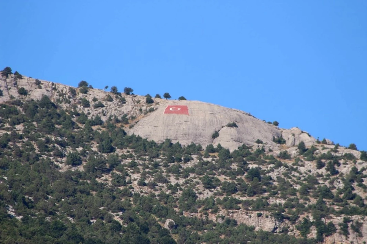 Hopka Dağı\'na Dev Türk Bayrağı