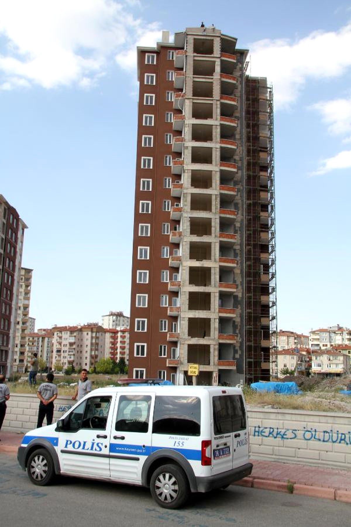 İnşaat İşçileri Alacakları İçin Çatıya Çıktı