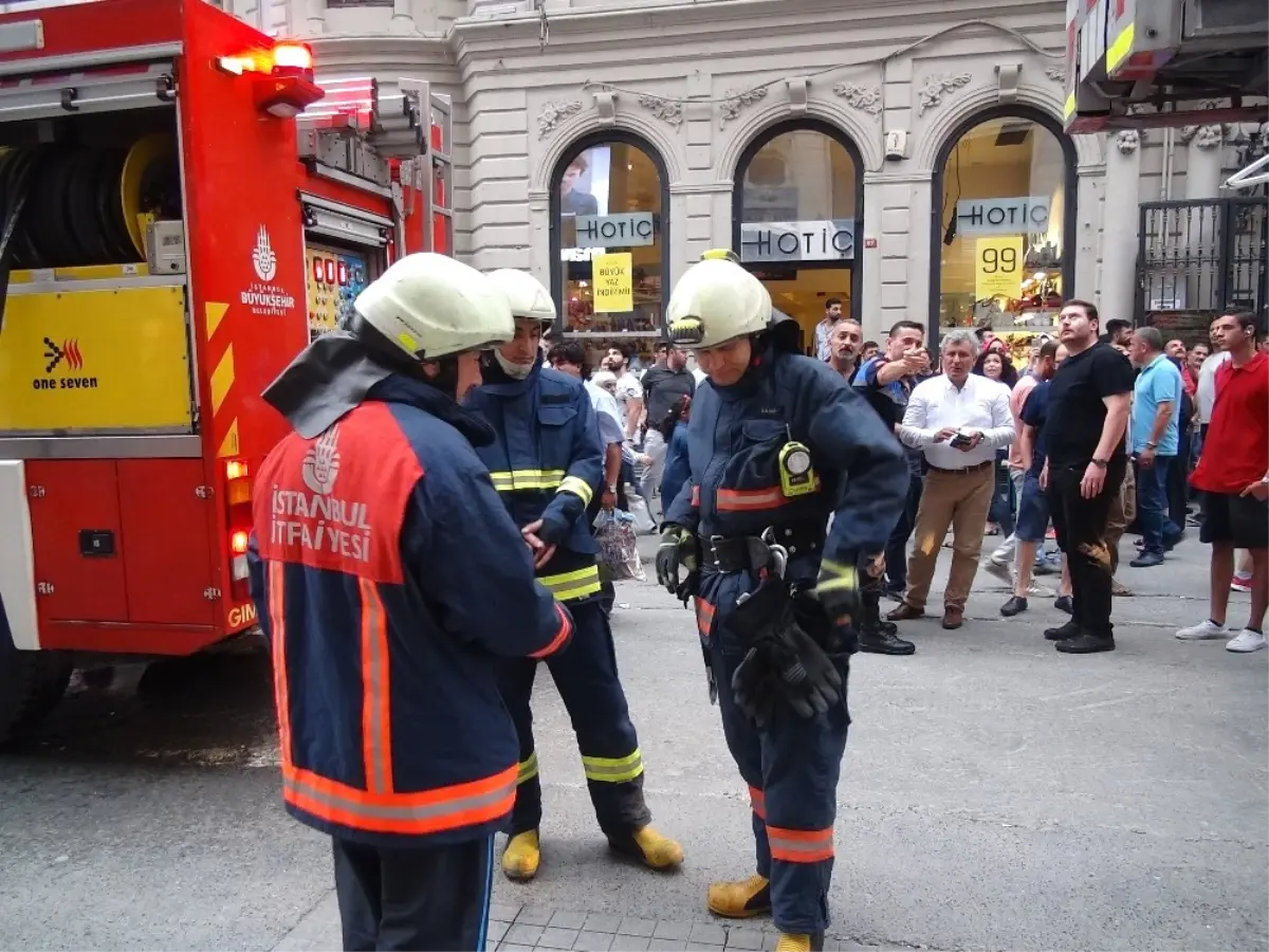 İstiklal Caddesi\'nde Yangın Paniği