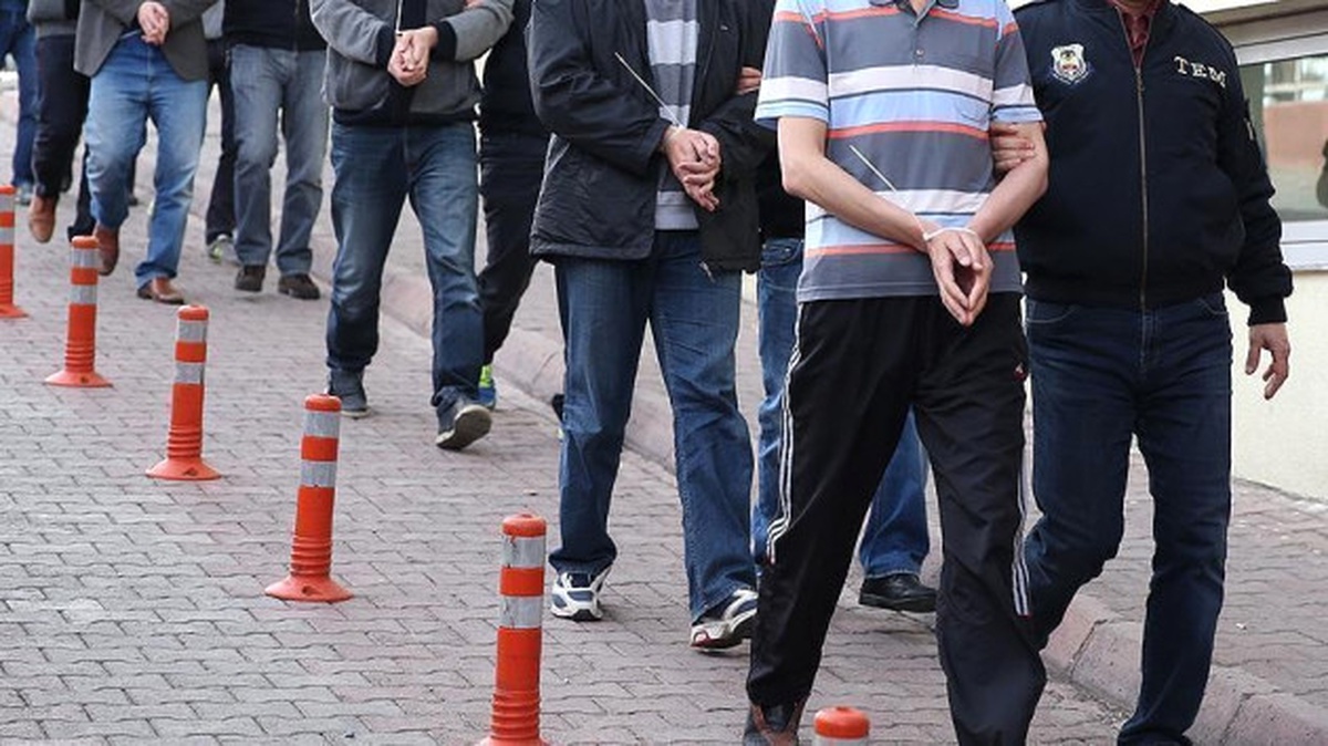 İzmir\'de Fetö\'nün Yeni Yapılanmasına İlişkin Operasyon