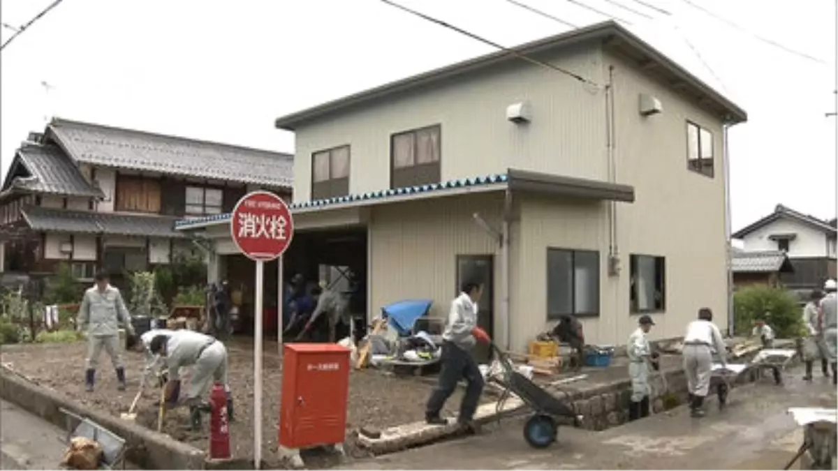 Japonya\'da Tayfun Nedeniyle Binlerce Kişi Tahliye Edildi