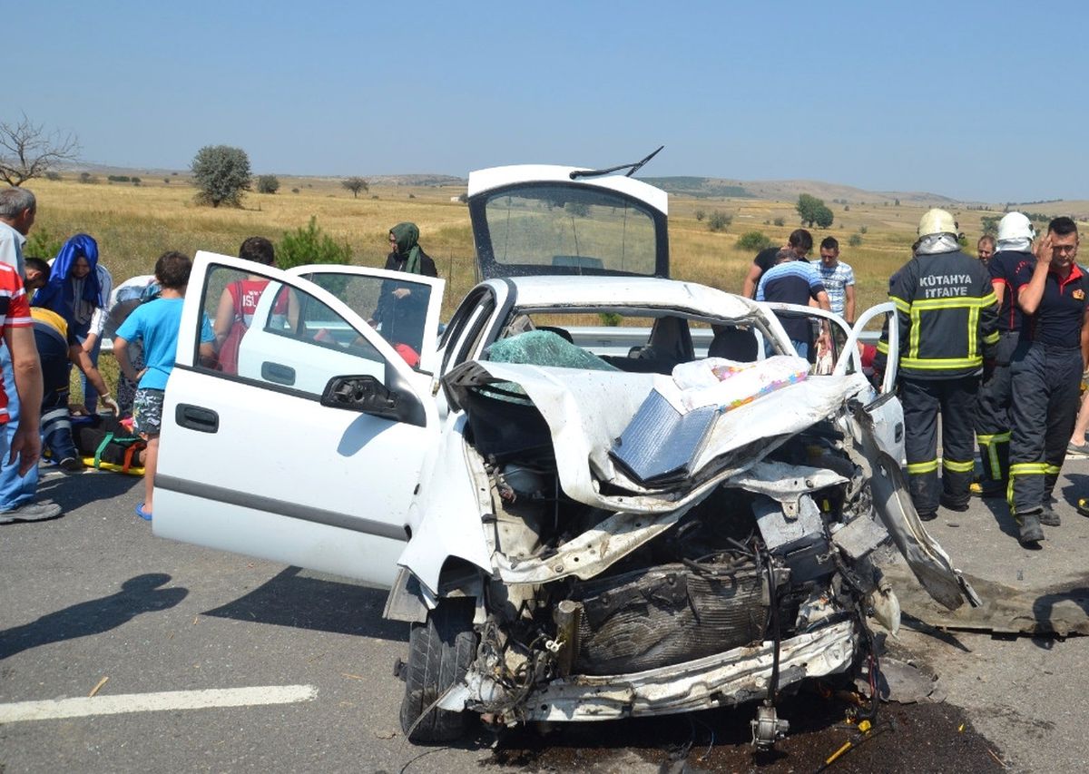 Kamyondaki Tomruklar Otomobilin Üzerine Devrildi: 8 Yaralı