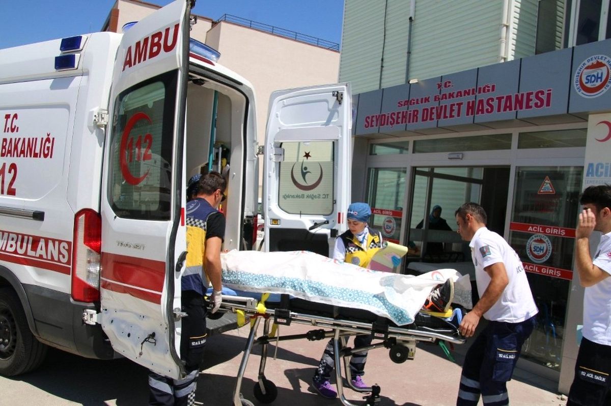 Konya\'da Otomobil Şarampole Devrildi: 4 Yaralı