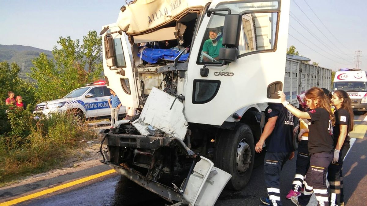 Lastikleri Isınan Kamyon Duramayınca 3 Araca Çarptı