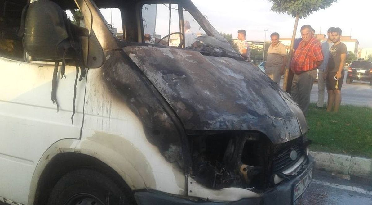 Minibüs Seyir Halindeyken Alev Alev Yandı