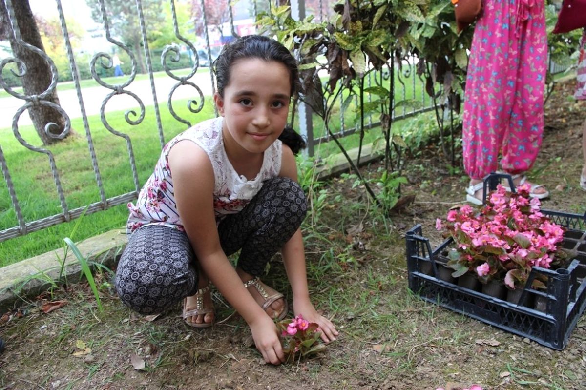 Minik Eller, Okul ve Cami Bahçelerini Süsledi