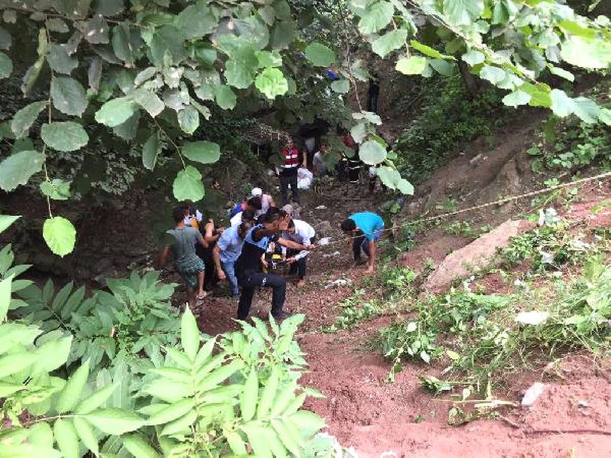 Ordu\'da Fındık İşçilerinin Minibüsü Dereye Uçtu: 18 Yaralı