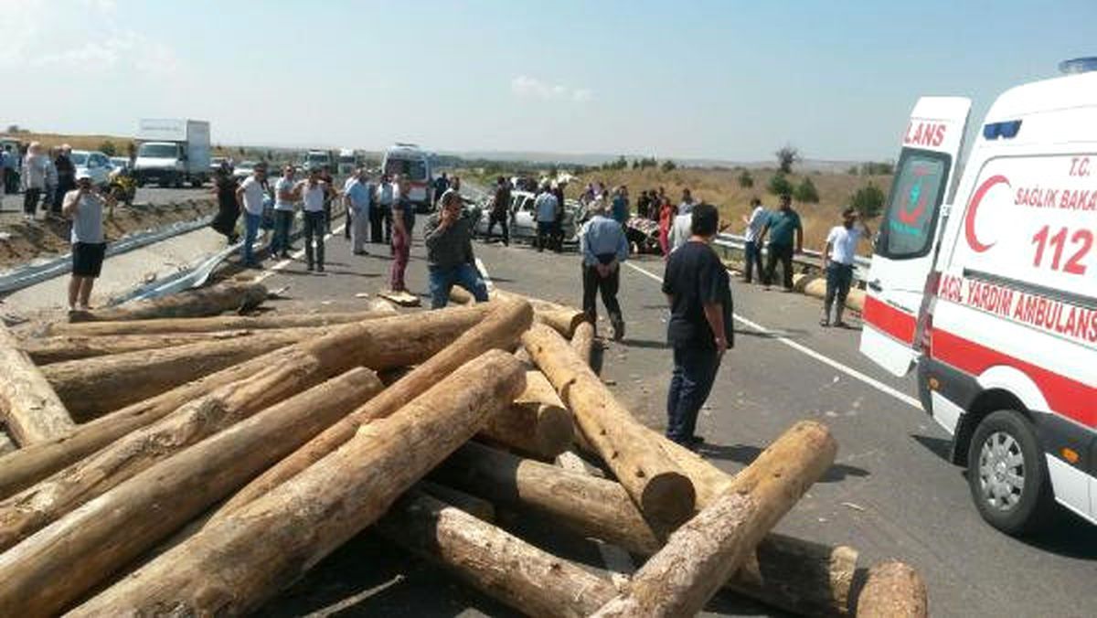 Otomobil, Devrilen Kamyondan Savrulan Tomruklara Çarptı: 8 Yaralı