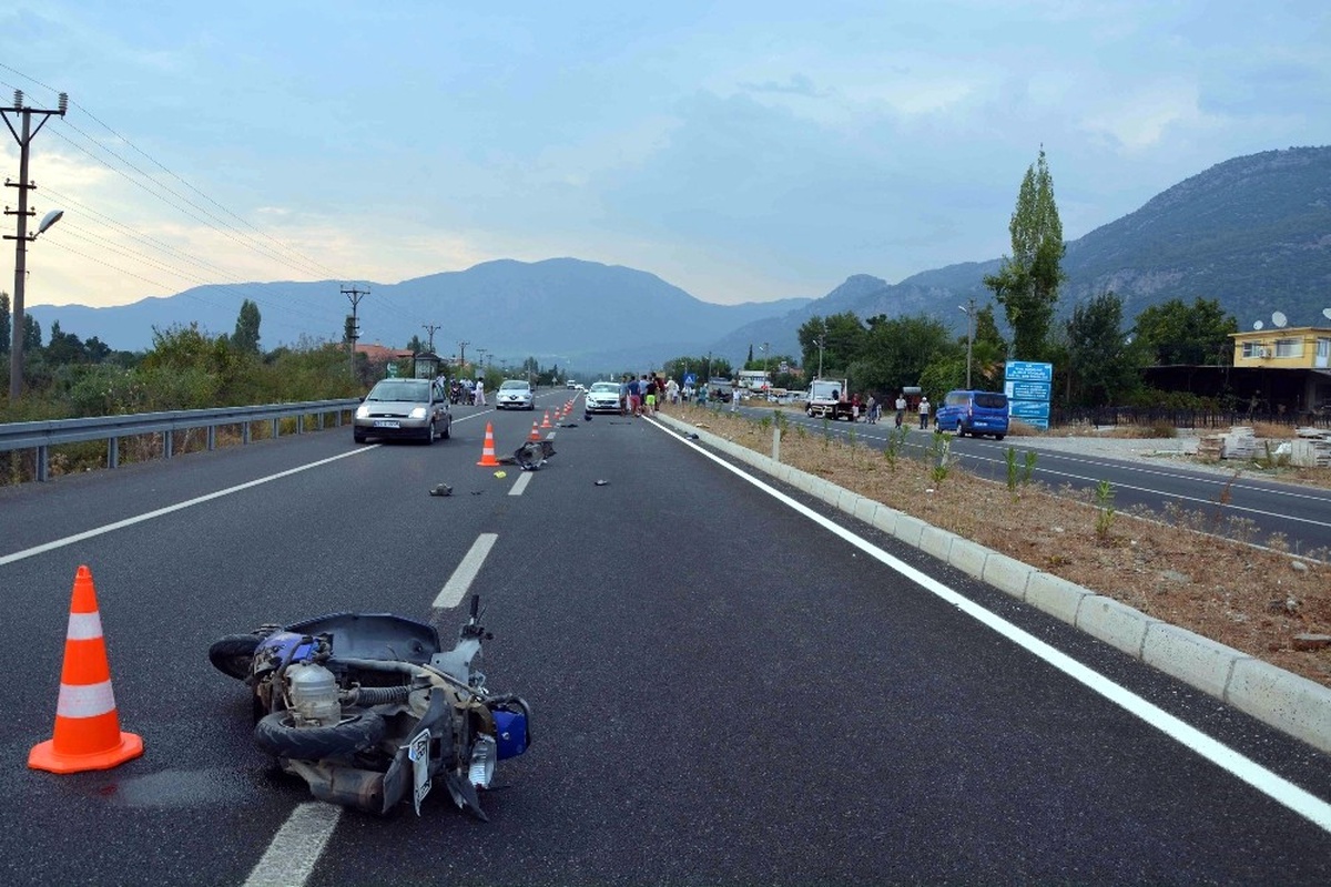 Otomobil ile Çarpışan Motosikletli Hayatını Kaybetti