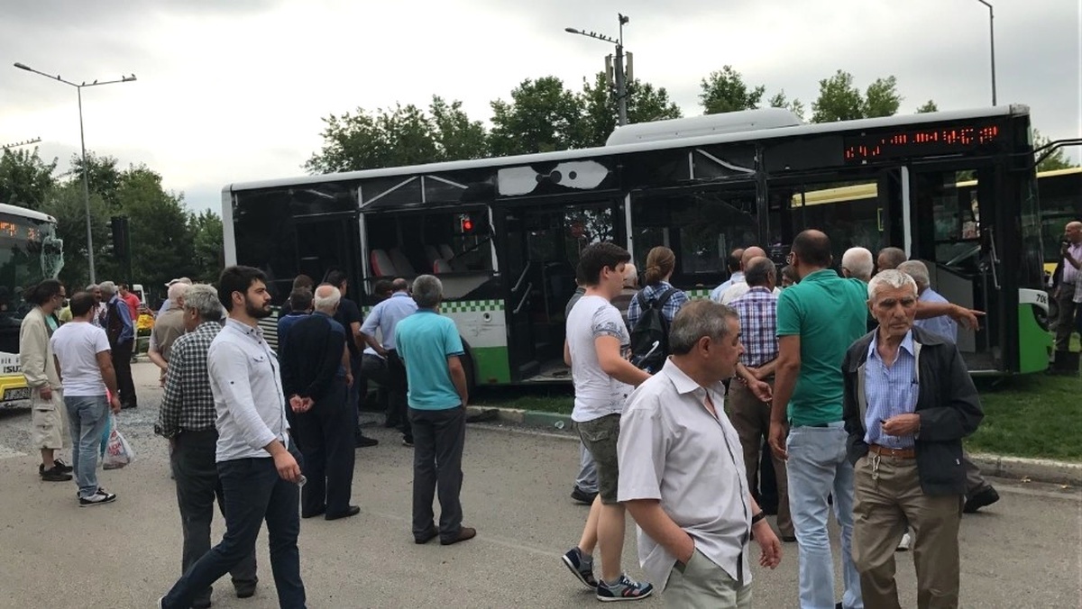 Belediye Otobüslerinin Çarpışma Anı Kamerada