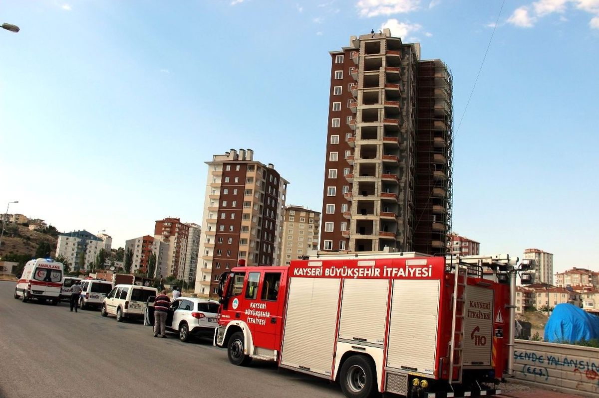 Parasını Alamayan İşçiler Çatıya Çıktı
