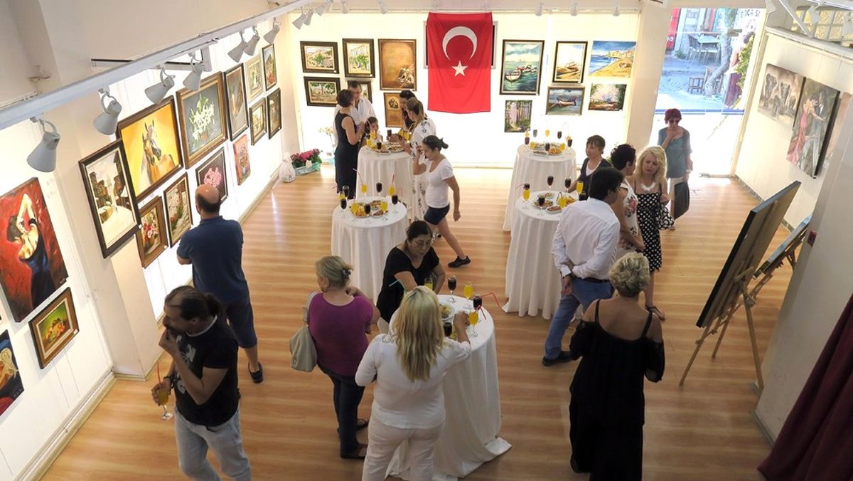 Ressam Çakıroğlu, Foça\'da Sergi Açtı