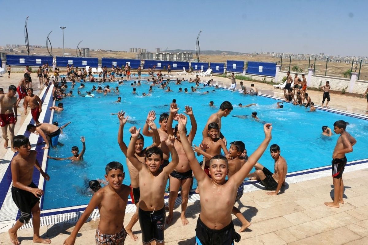 Şanlıurfa\'da Bin 500 Genç Belediyenin Kurslarında Yüzme Öğrendi