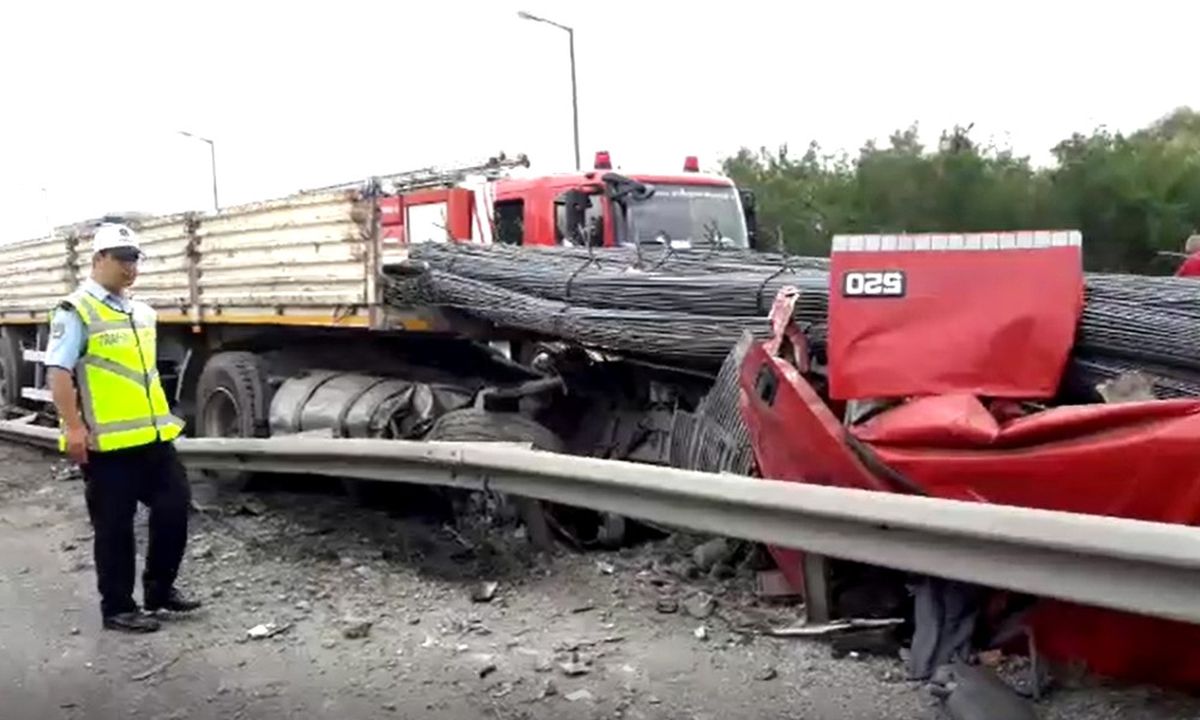 TEM'de Feci Kaza! Taşıdığı Demirler TIR'ı İkiye Böldü, Otoyol İki Yönlü Trafiğe Kapatıldı