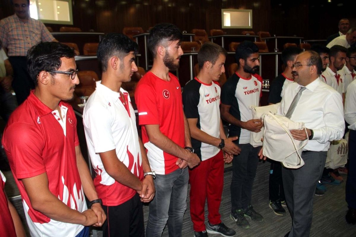 Vali Ustaoğlu\'ndan Milli Sporculara Ödül