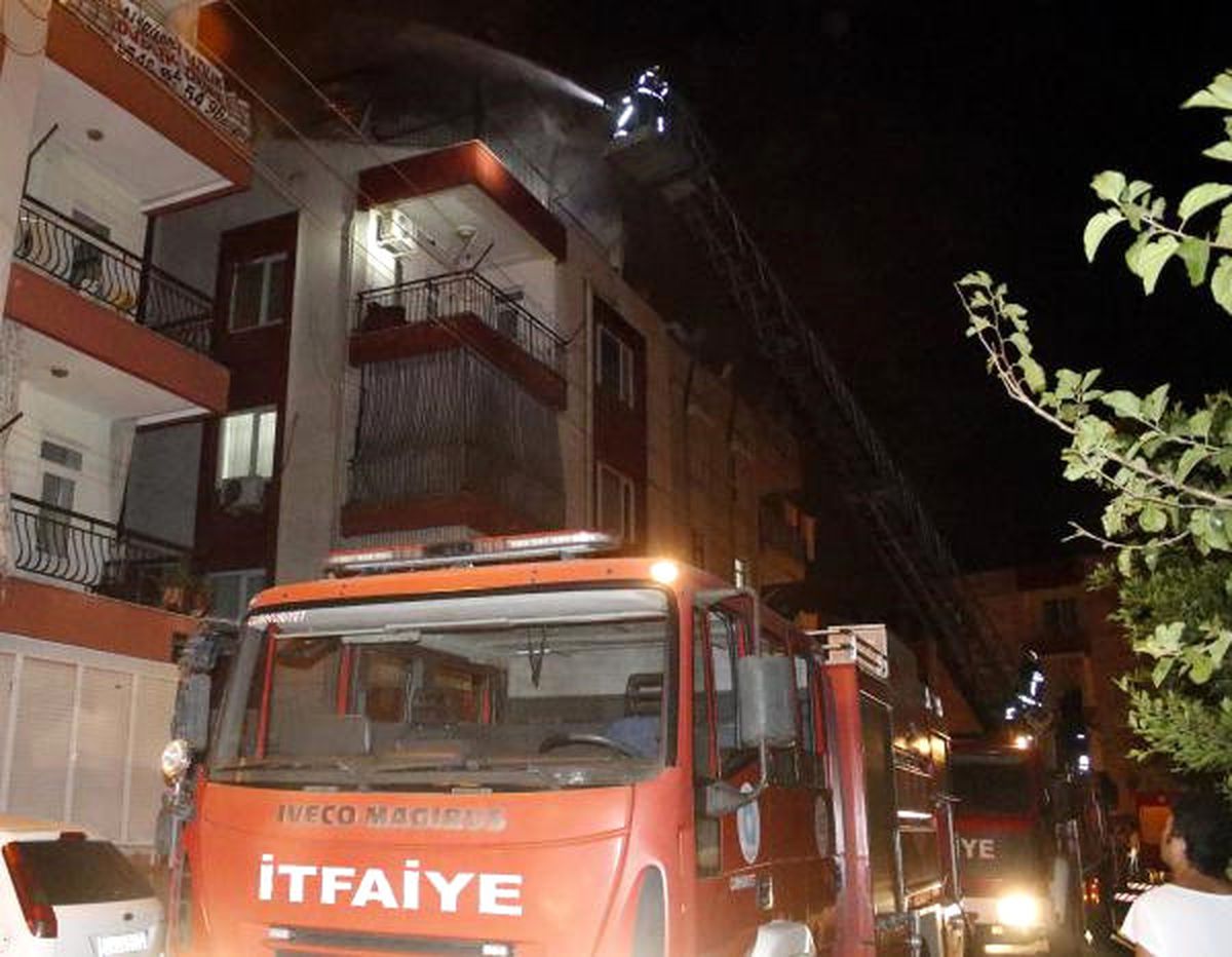 Yangında Mahsur Kalan Çocuğu Komşuları Kurtardı