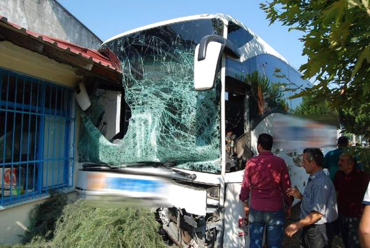 Yolcu Otobüsü ile Kamyonet Çarpıştı: 2\'si Ağır 8 Yaralı