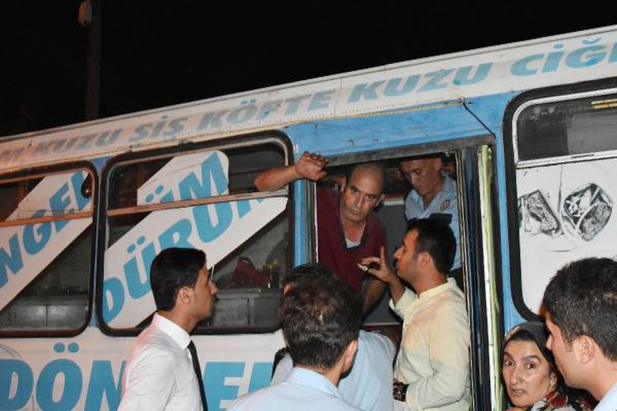 Zabıtaya Direnen Seyyar Köfteci Eşi ve Kendisini Midibüse Kilitledi