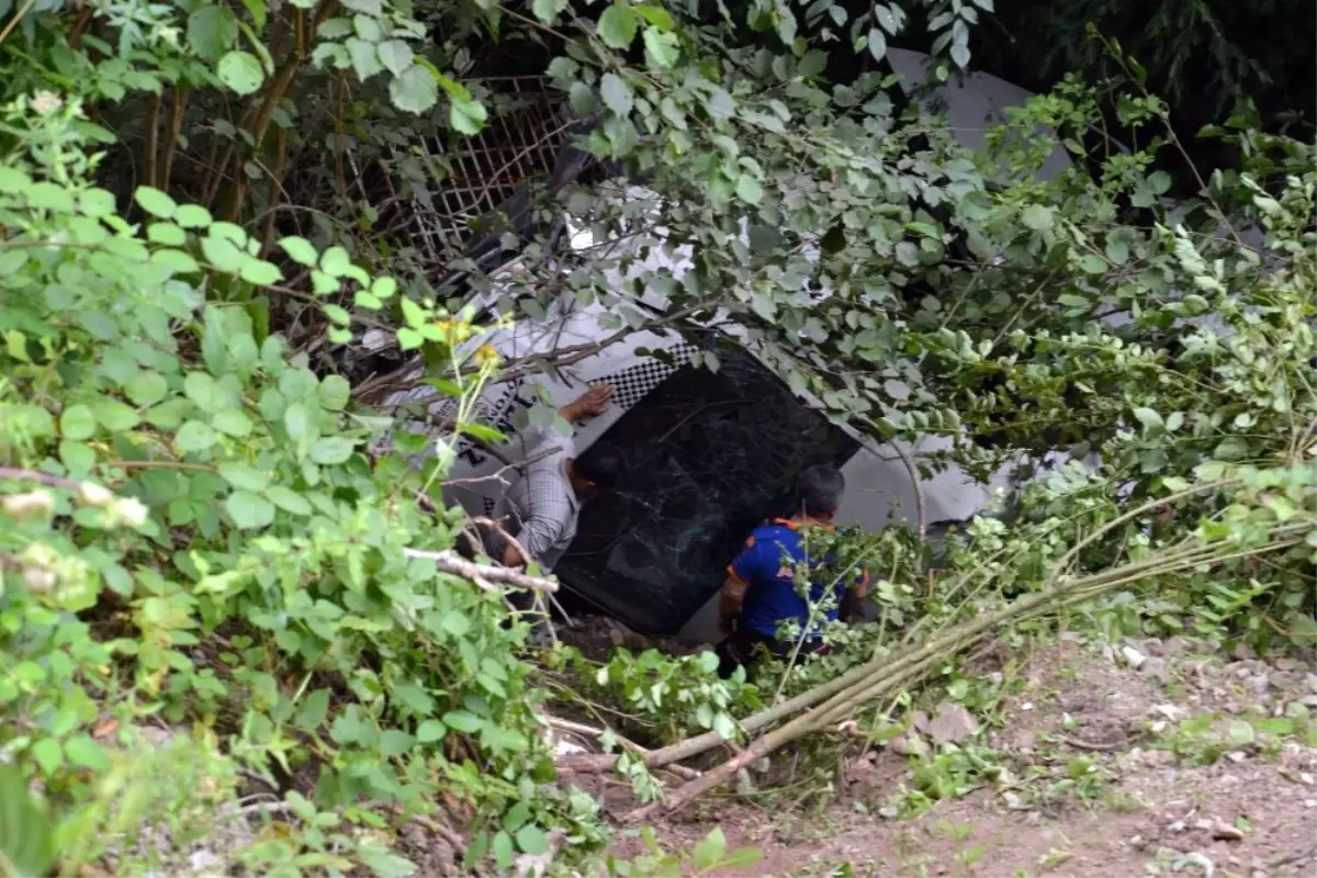 Ordu\'da Dereye Uçan 17 Kişilik Minibüsten, 27 Yaralı Çıktı