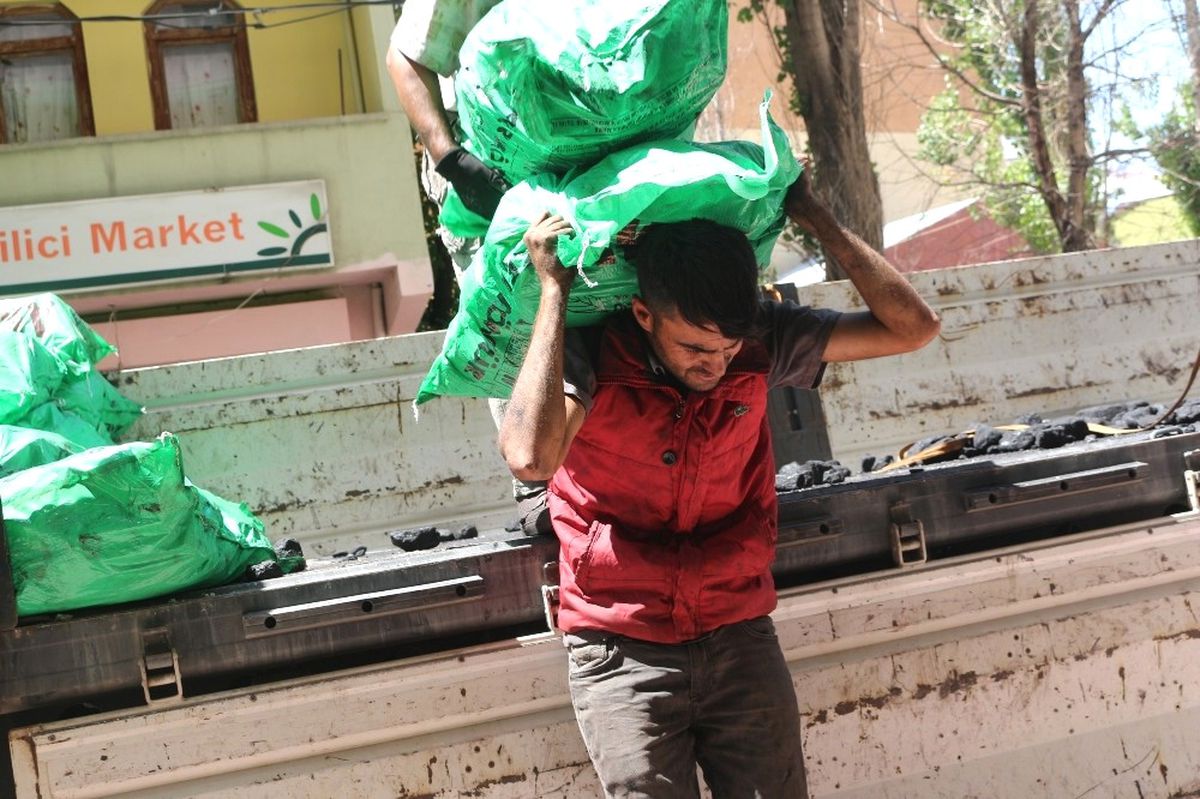 Ağrı\'da İş Bulamayan Üniversite Mezunu Kavurucu Sıcaklarda Hamallık Yapıyor