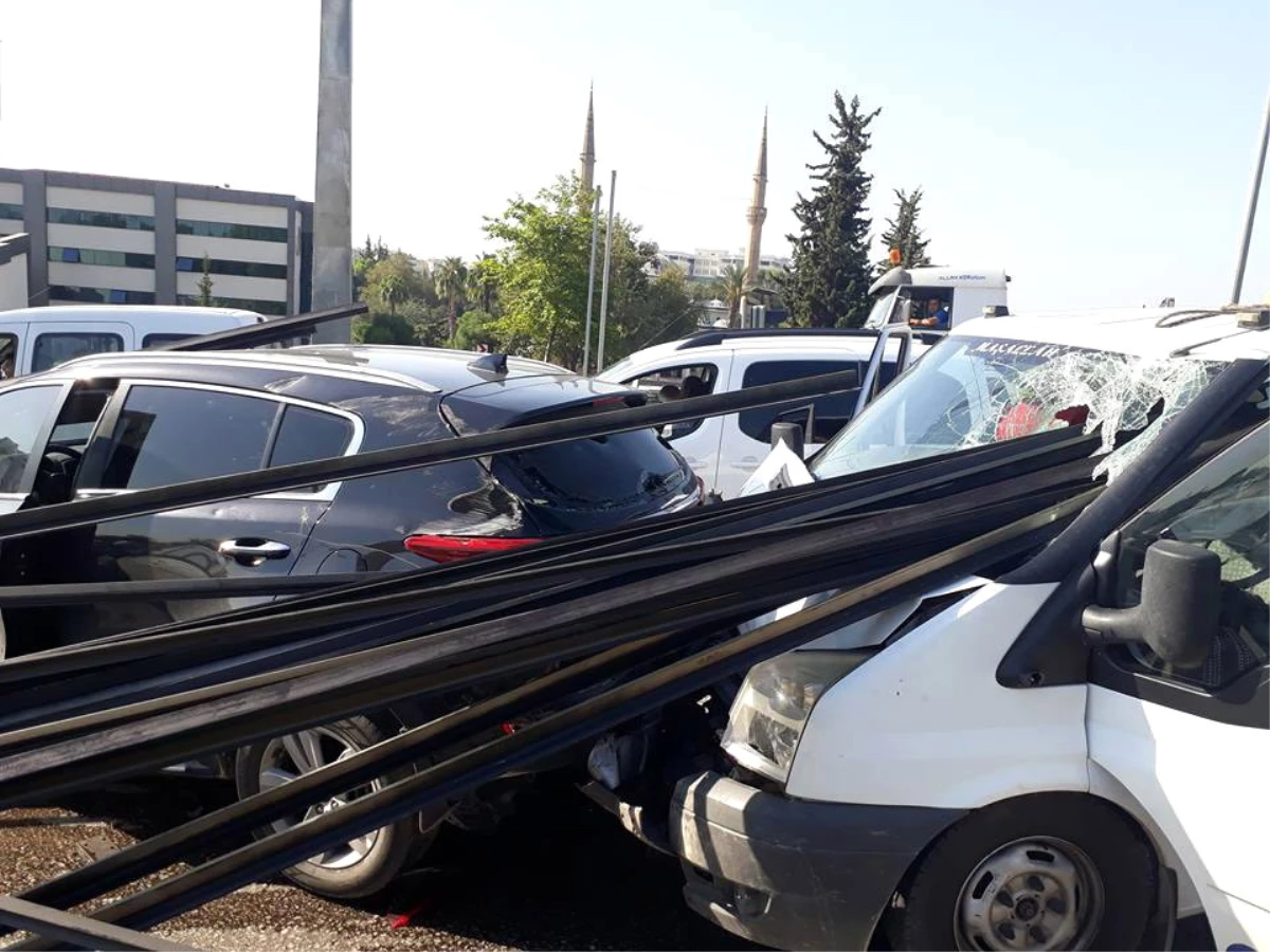 Antalya\'da İnanılmaz Kaza: Demirler Arabalara Ok Gibi Saplandı