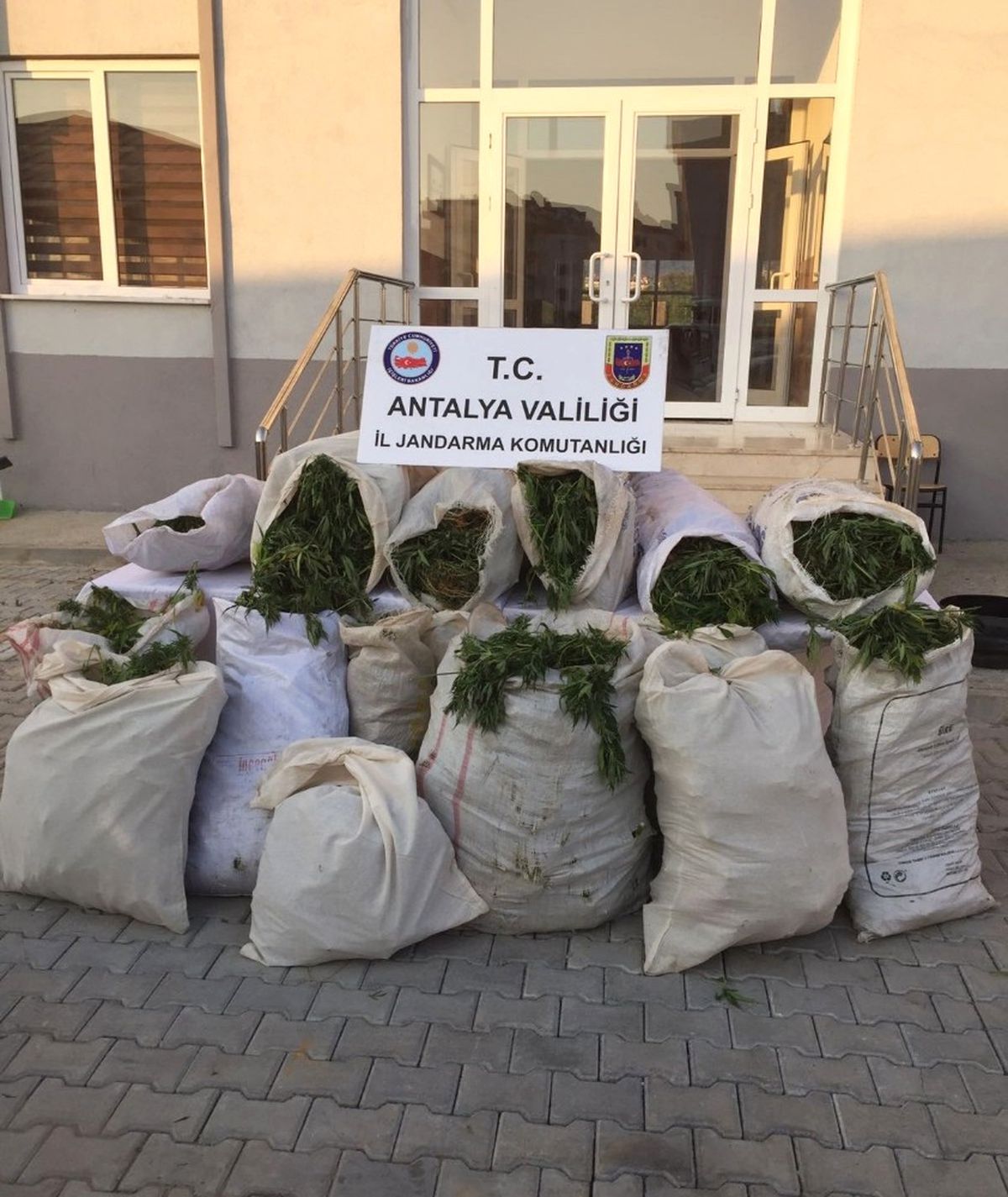 Antalya\'da Uyuşturucu Operasyonu