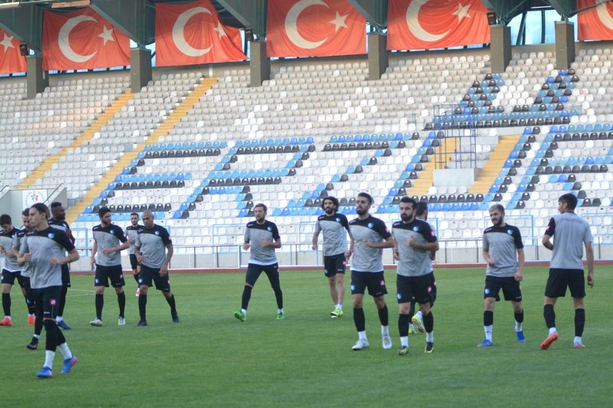Bb. Erzurumspor, Kazım Karabekir Stadı\'nda Gece Antrenmanı Yaptı