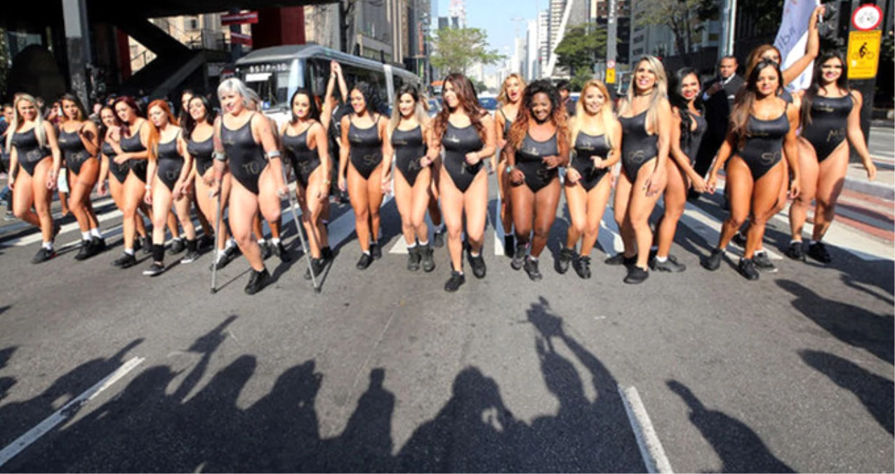 Brezilya\'da \'Miss BumBum\' Yarışmasının Finali İçin Kadınlar Sokaklara Döküldü