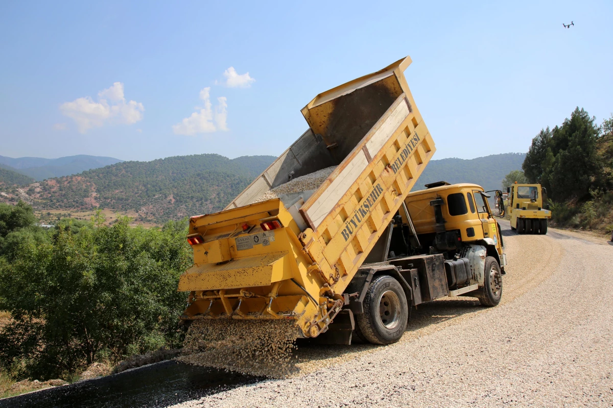 Büyükşehir Belediyesi Yol Çalışmalarına Sarıcakaya\'da Hız Verdi