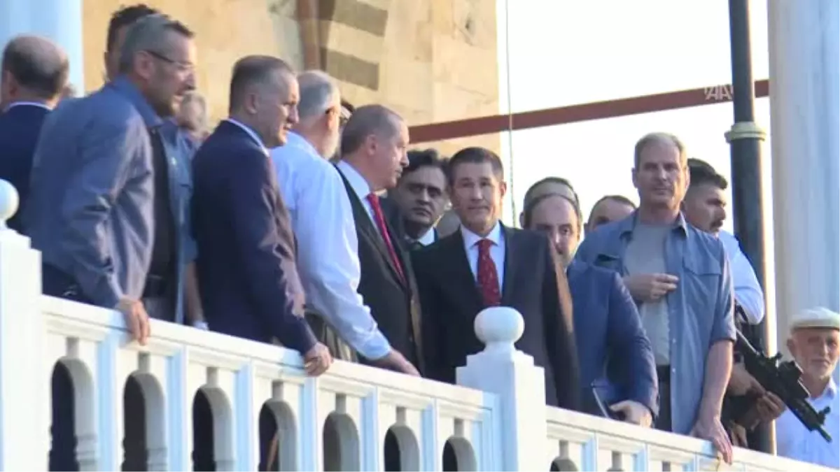 Cumhurbaşkanı Erdoğan, Açılışını Yaptığı Bulancak Sarayburnu Camisi\'nde İncelemelerde Bulundu