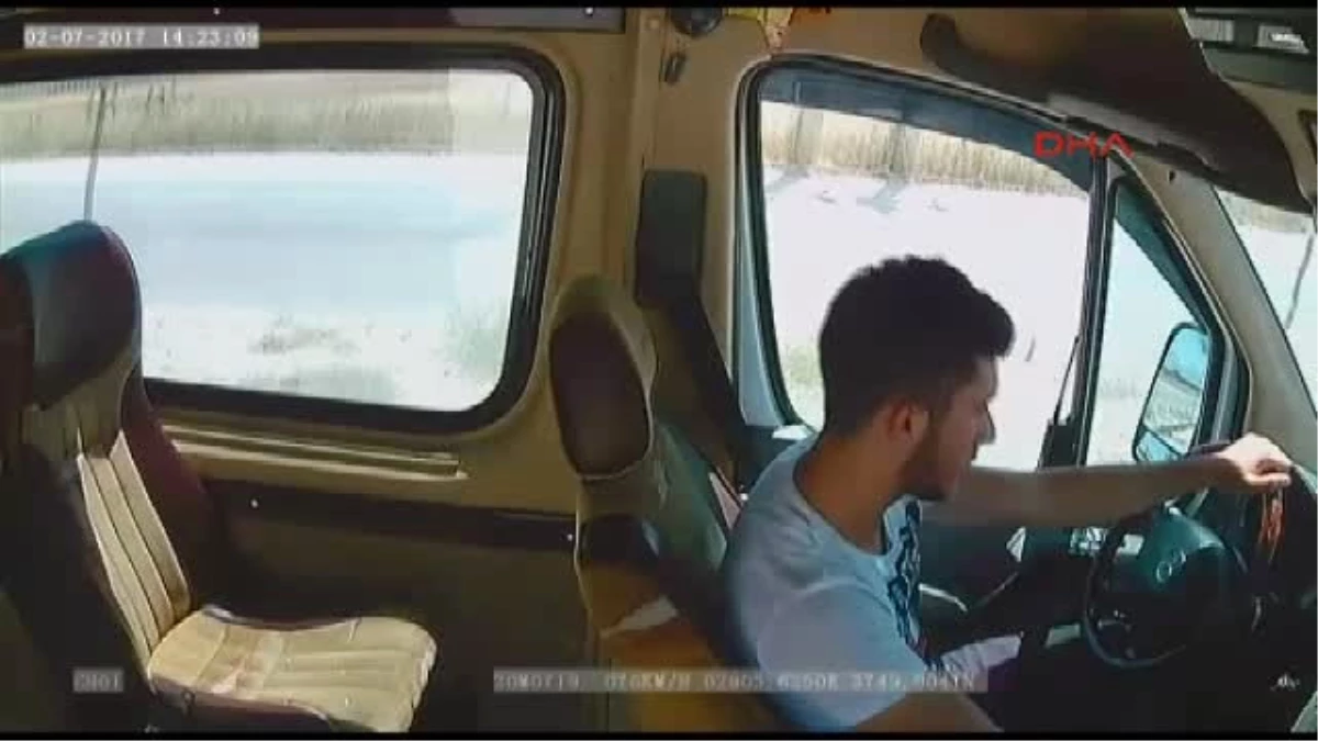Denizli - Devrilen Yolcu Minibüsünün Kazası Kamerada
