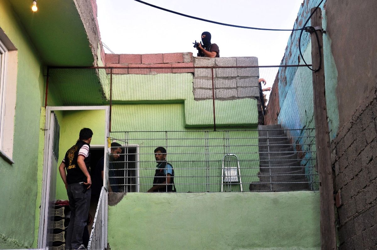 Diyarbakır\'da Şafak Vakti Uyuşturucu Operasyonu: 5 Gözaltı