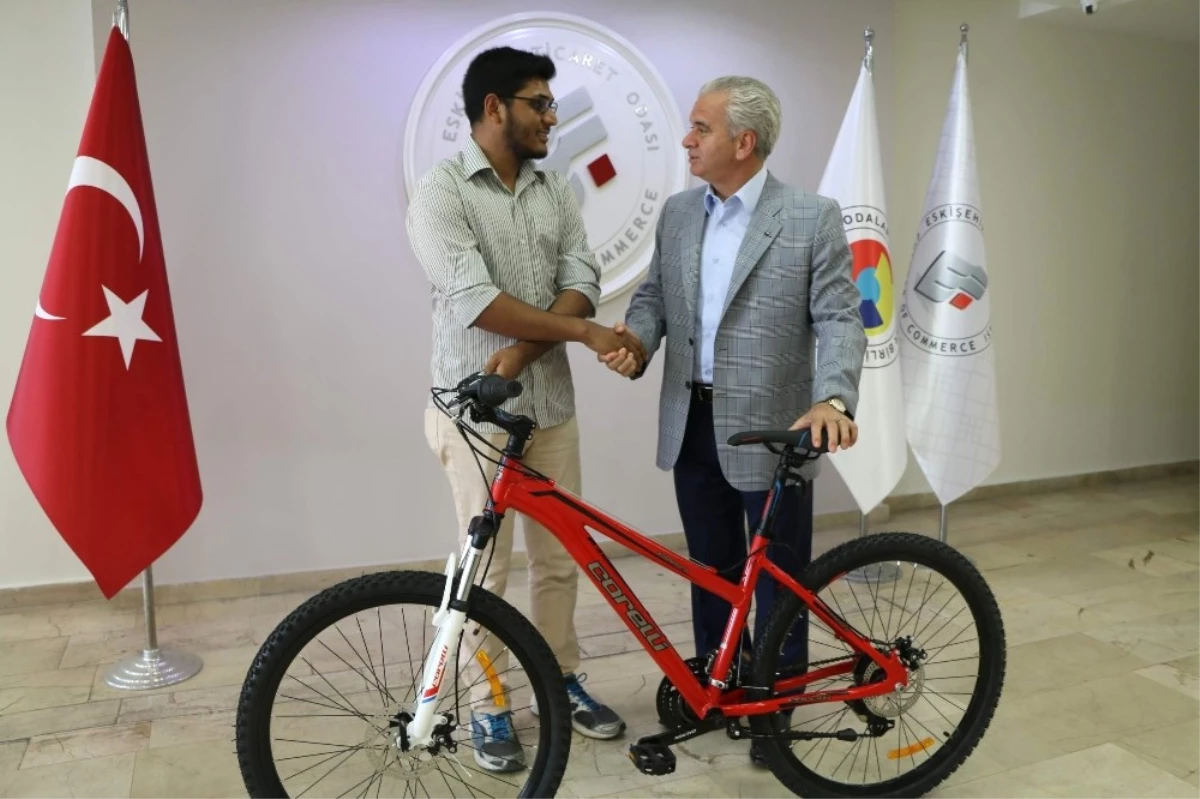 Eto Başkanı Güler, Bangladeşli Mağdur Öğrenciye Bisiklet Hediye Etti