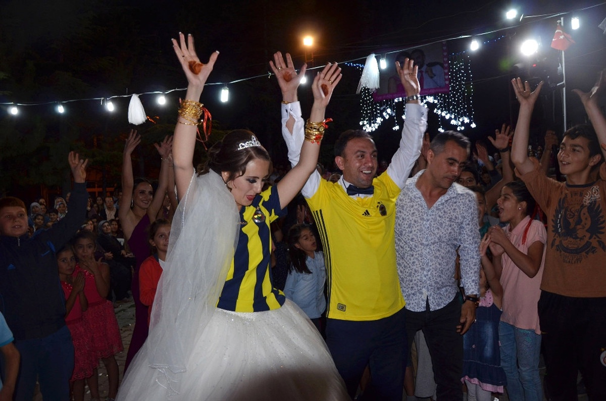 Fenerbahçeli Fanatik Gelin-damat Düğünde Forma Giydi