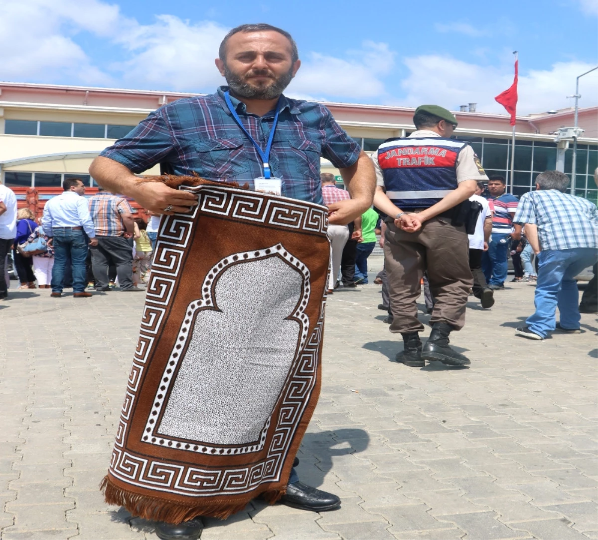 Fetö Elebaşı Fetullah Gülen\'e Seccadeli Protesto