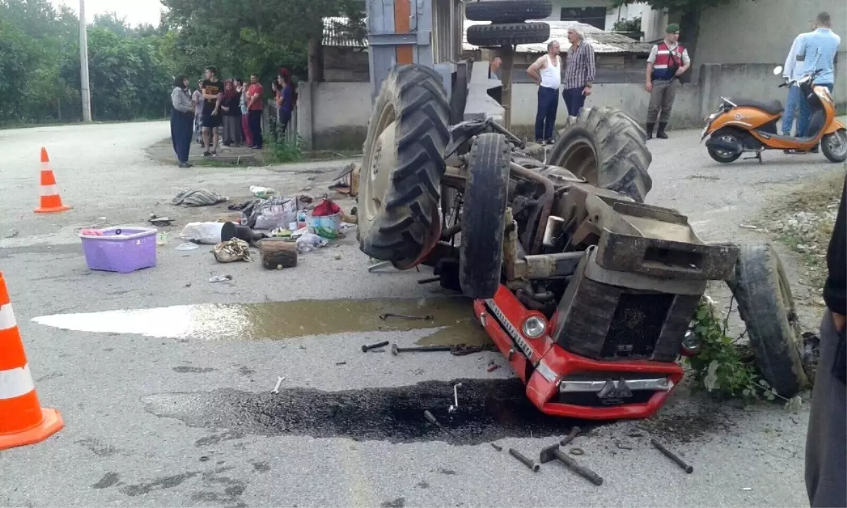 Fındık İşçilerini Taşıyan Traktör Devrildi: 2\'si Ağır, 18 Yaralı