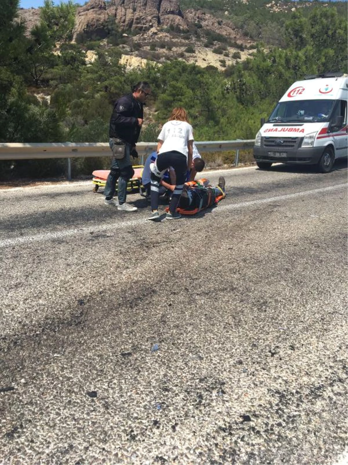 Foça\'da Trafik Kazası: 1\'i Ağır 3 Yaralıı