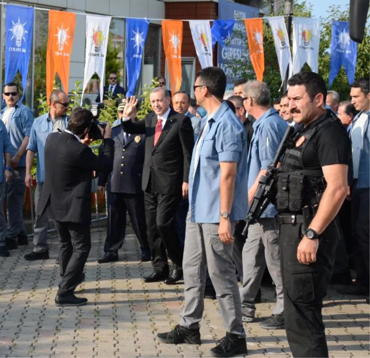 Memleketi Rize\'de Bulunan Cumhurbaşkanı Erdoğan Ziyaretlerini Sürdürüyor (3)