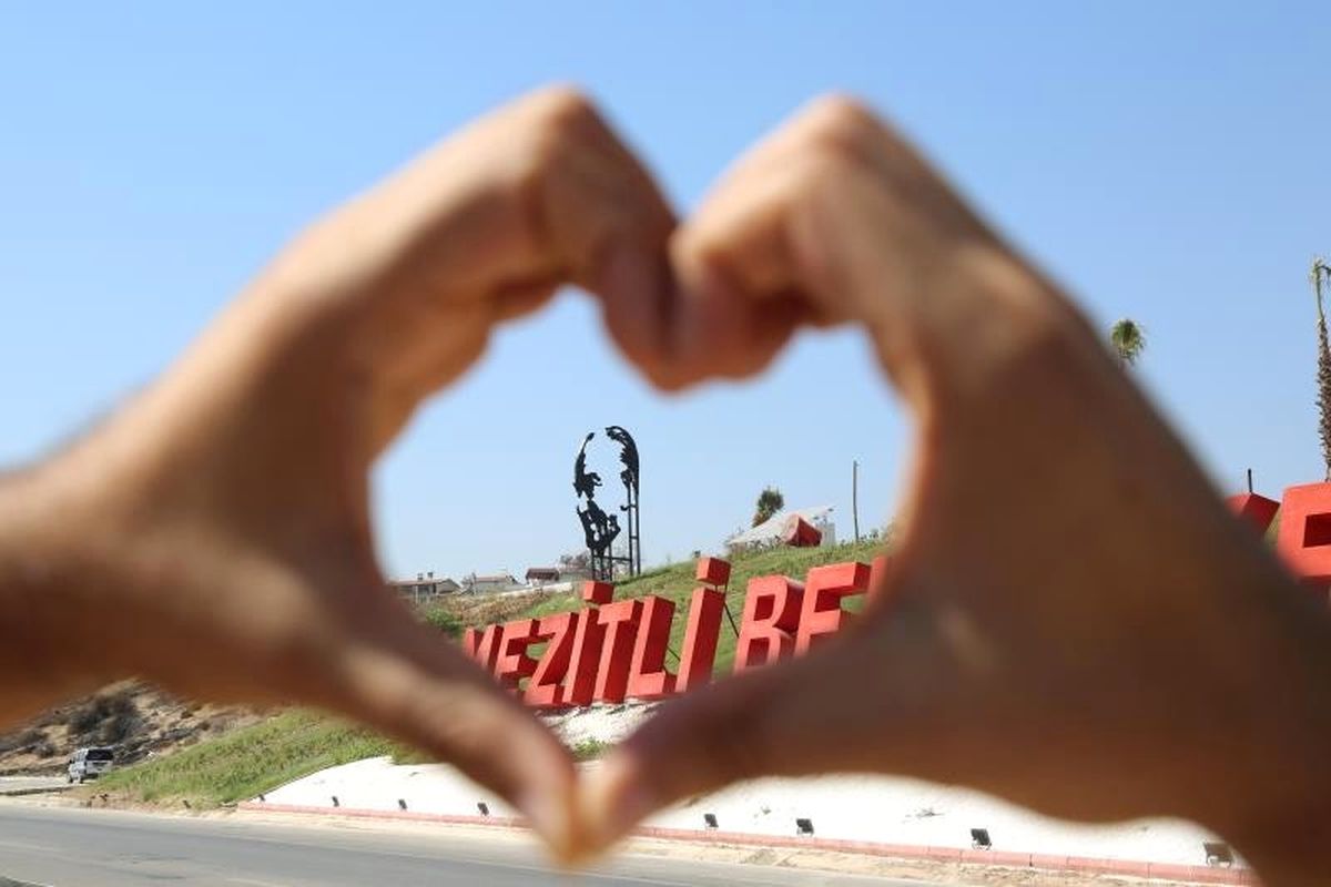Mezitli Belediyesi\'nden Kentin Girişine Dev Atatürk Silueti