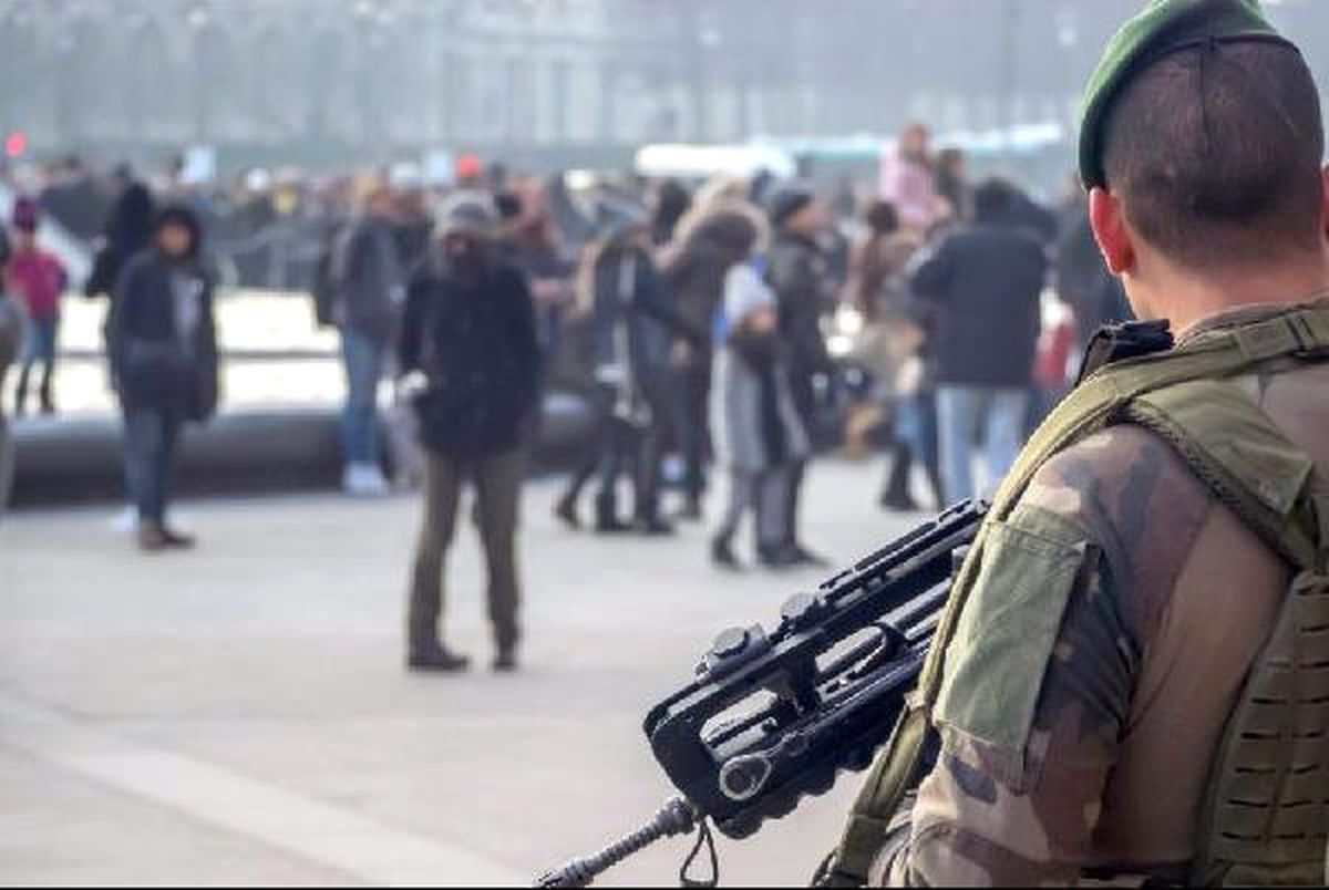 Paris\'te Askerlere Araçlı Saldırı - 3 - Görüntülü