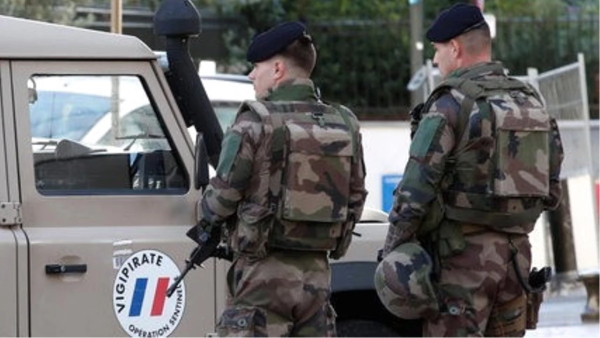 Paris\'te Askerlere Saldıran Kişi Yakalandı