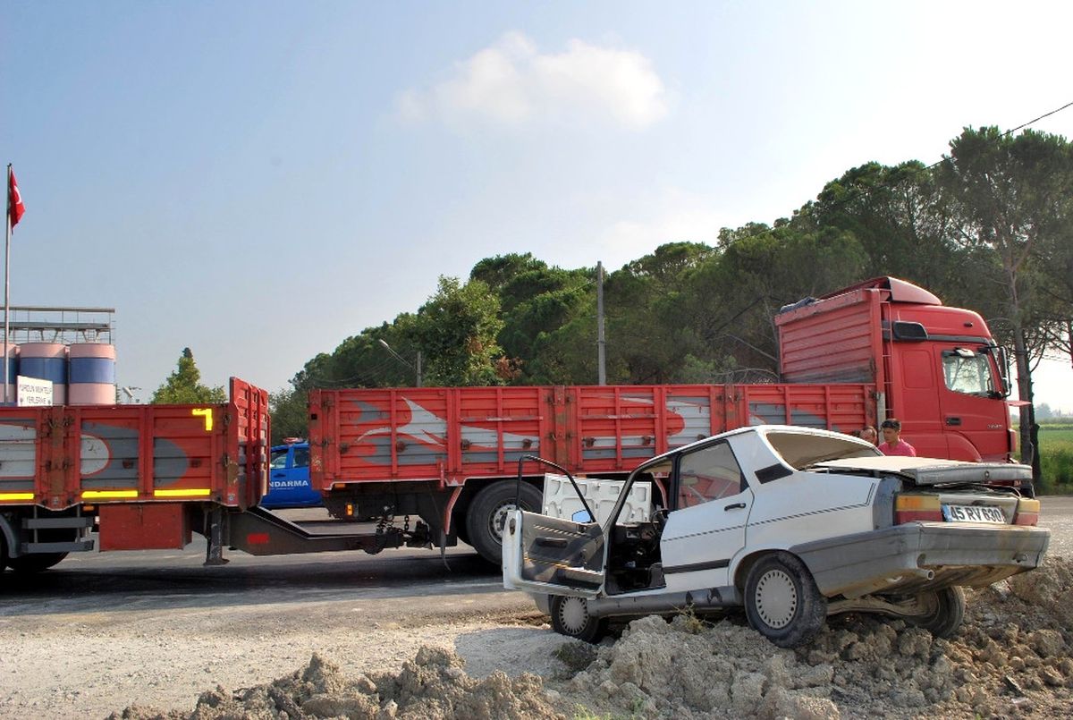 Tır ile Otomobil Çarpıştı: 2 Yaralı