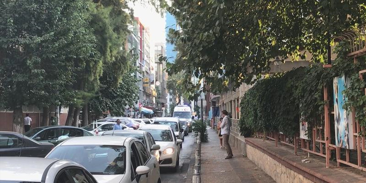 Trafiğe Takılan Ambulansın Yolunu Vatandaşlar Açtı