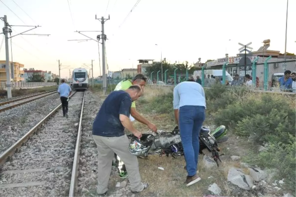 Yolcu Treni Motosiklete Çarptı